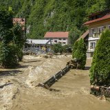 Les crues soudaines et les glissements de terrain ont submergé de vastes étendues du centre et du nord de la Slovénie (ici le village de Crna na Koroskem).